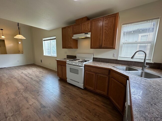 Building Photo - 858 NE Hidden Valley Dr