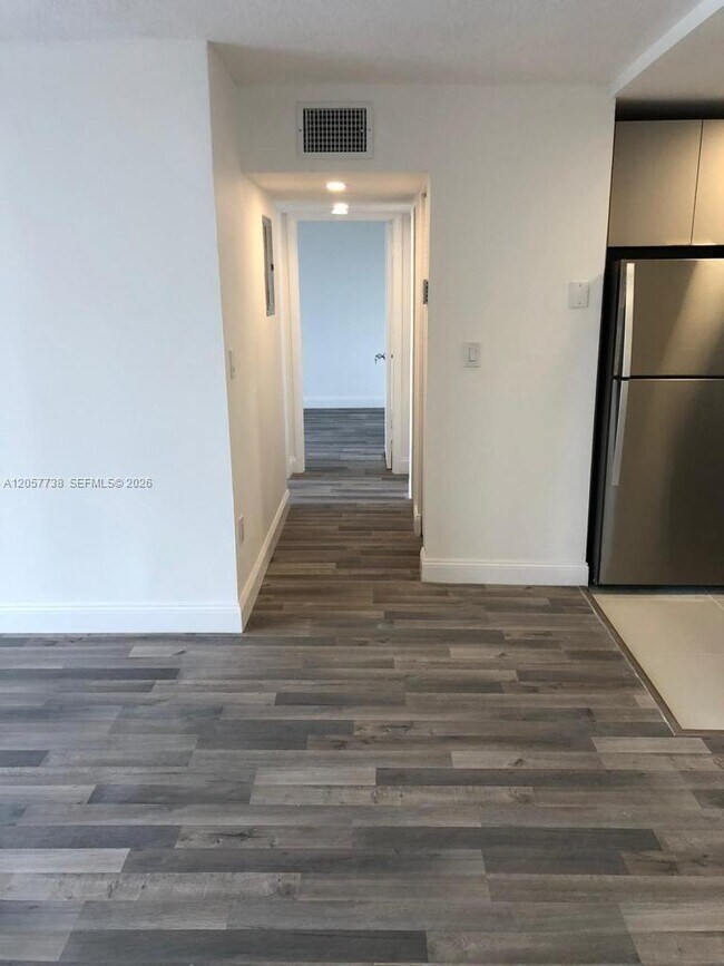 Building Photo - 9682 Fontainebleau Blvd
