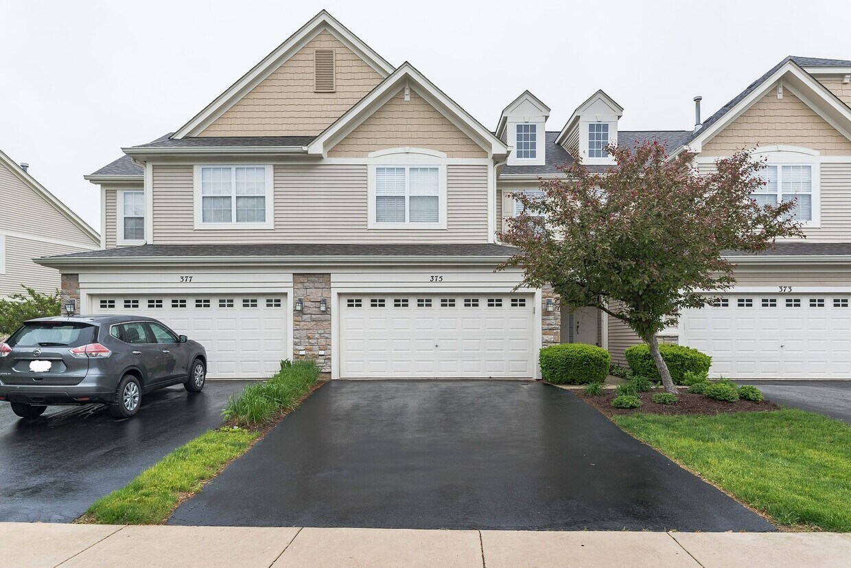 375 Vaughn Cir, Aurora, IL 60502 Condo for Rent in Aurora, IL