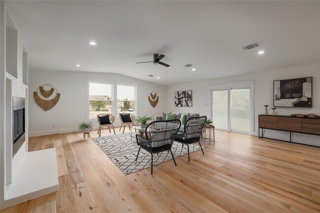 Foto del edificio - 9709 Monarch Ln