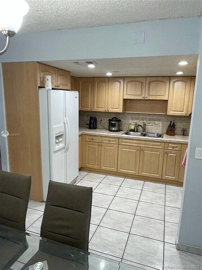 Foto del edificio - 6864 NW 166th Terrace