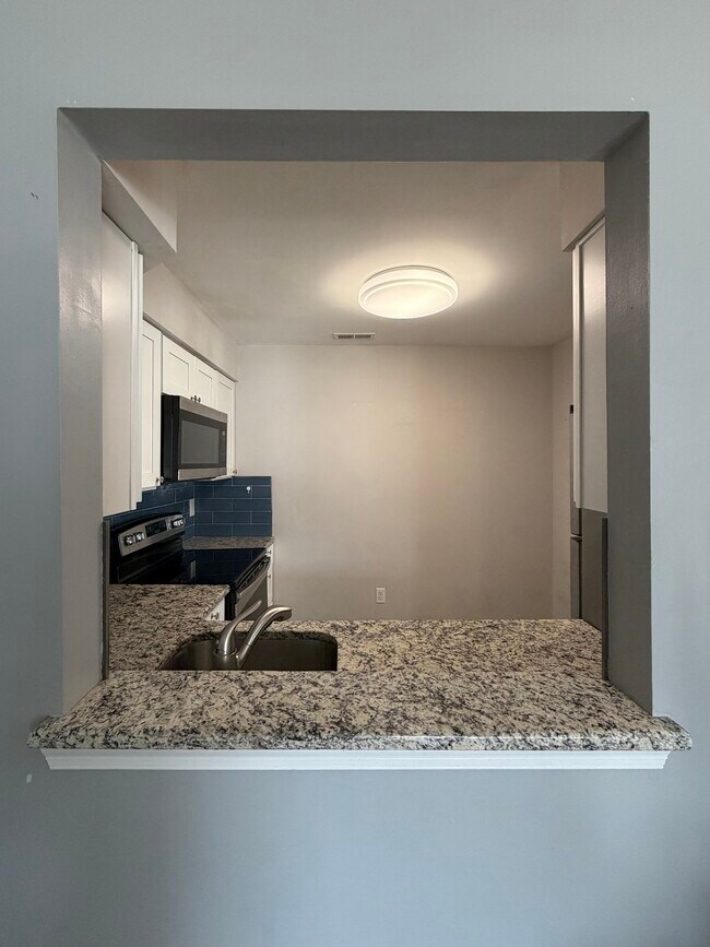 Building Photo - 701 Mews Dr