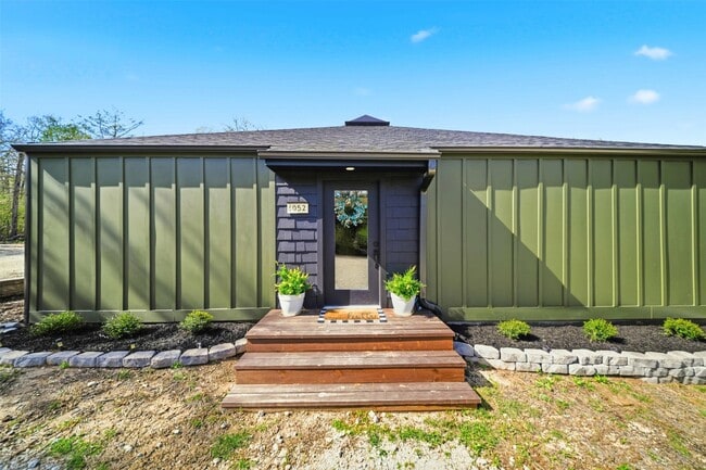 Building Photo - 8052 Perry Ln