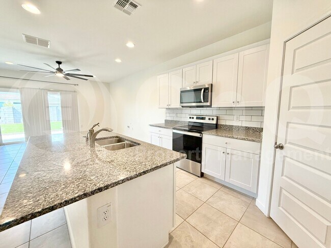 Foto del edificio - 3246 W Sable Ave