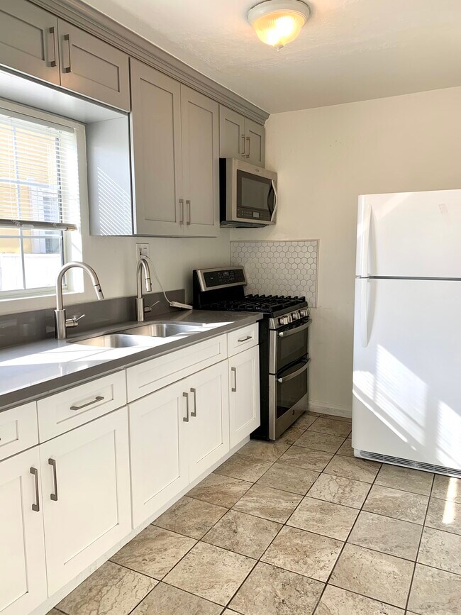 Foto del edificio - 2134 S Cloverdale Ave