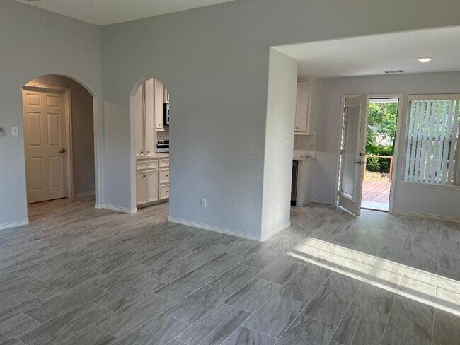 Foto del edificio - 23847 Tri Lakes Rd