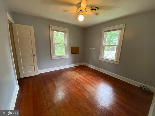 Building Photo - 108 Oak St