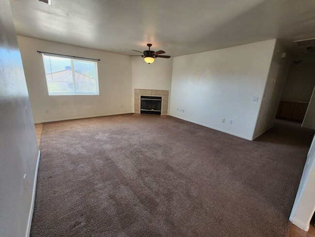 Building Photo - Great 3 Bedroom/2 Bath Fully Furnished!