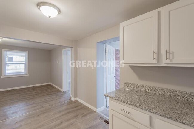 Building Photo - 487 Schneider Hill Ct