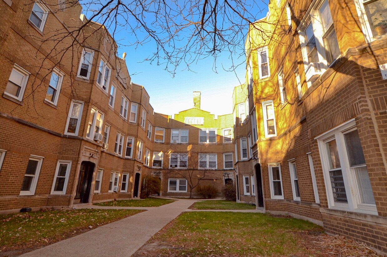 Primary Photo - 4826 W Addison St
