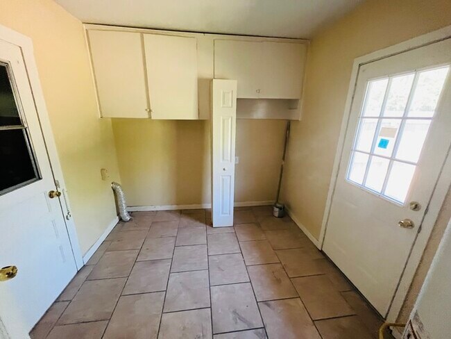 Building Photo - Remodeled 3/2/2 house