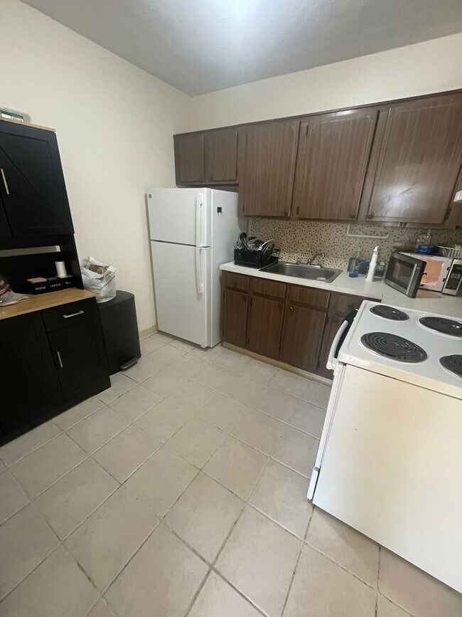 Building Photo - 9/1- No Fee! -Cambridgeport 3BR w/updated kitchen/bath