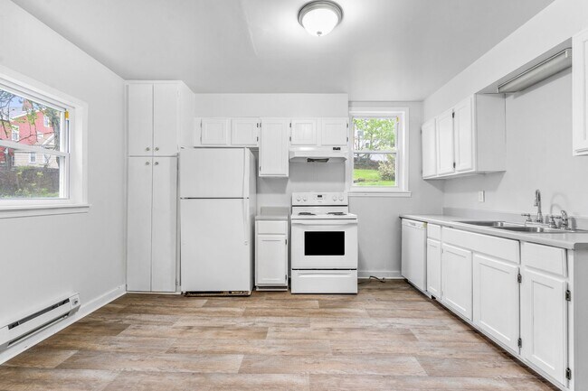 Building Photo - Fully Renovated 2 Bedroom House Just Off G...