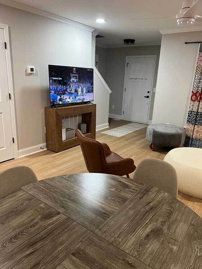 Sala de estar con TV (compartida) - 2006 Linda Jones Ave