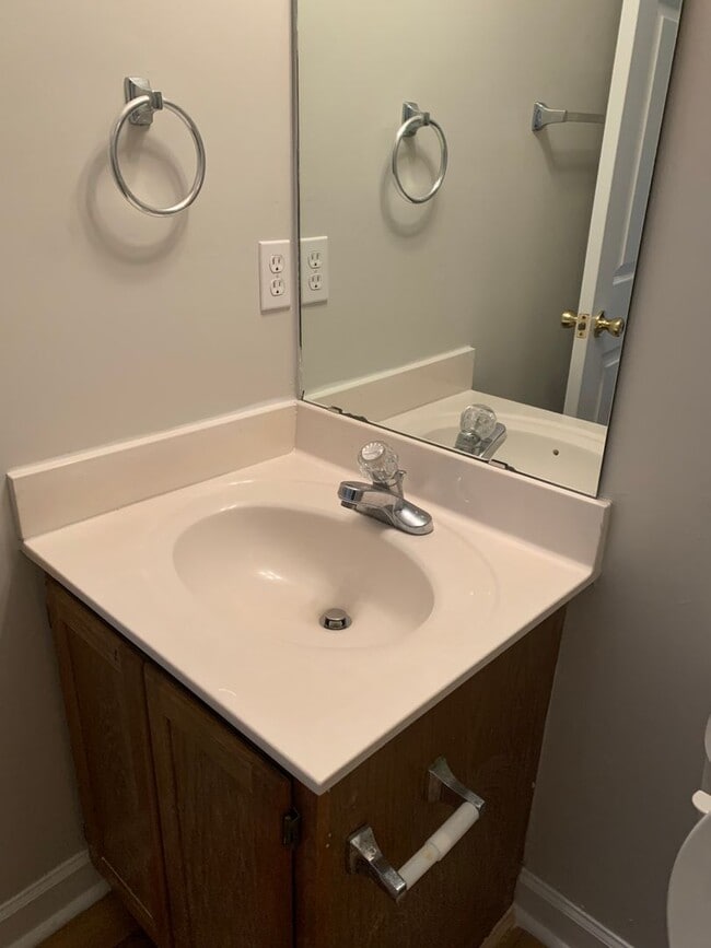 Building Photo - 3  Bedroom Townhome