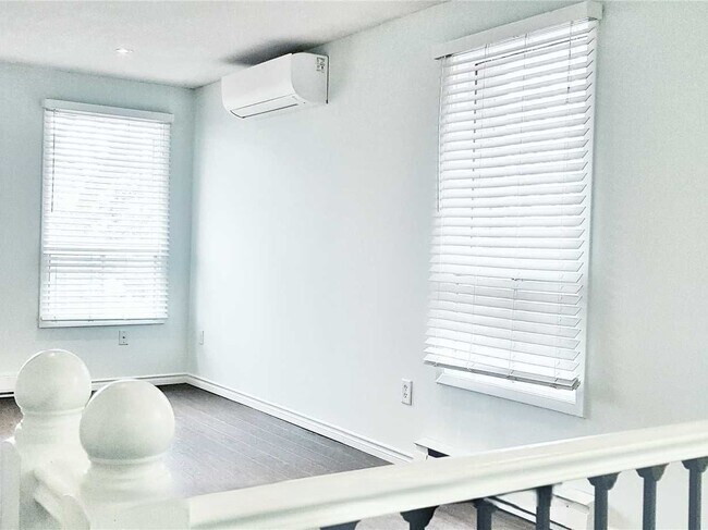 Building Photo - Spacious Main Floor Bungalow! (2+Den, 1 Bath)