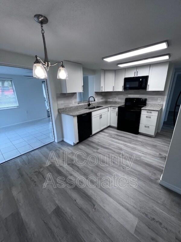 Foto del edificio - 7331 Parrot Dr