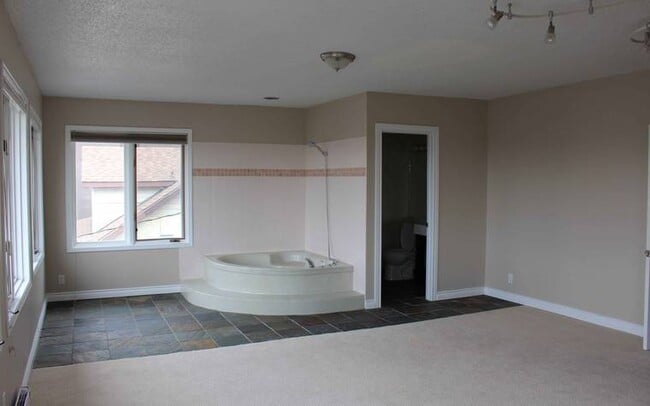 Building Photo - 307 11th St E