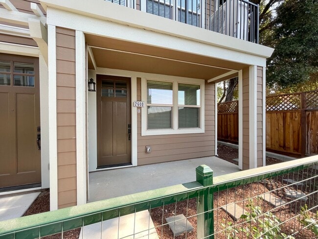 Building Photo - 1 Bedroom, 1 Bath Condo, End Unit, Convenient Napa Location