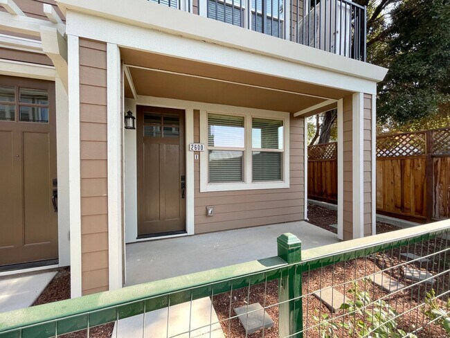 Foto del edificio - 1 Bedroom, 1 Bath Condo, End Unit, Convenient Napa Location