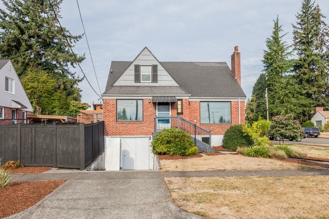 Building Photo - Cheery Tacoma 5-Bedroom