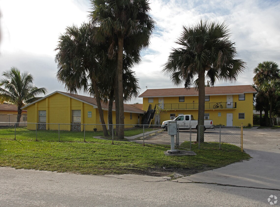 Primary Photo - 4732-4746 West St
