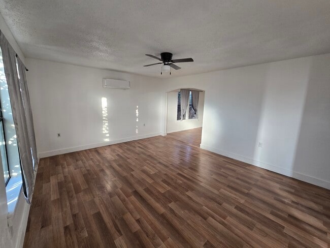 Building Photo - 1210 N Crain St