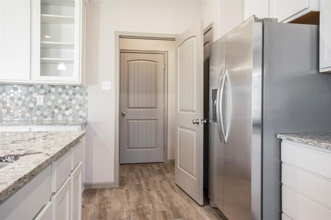 Foto del edificio - 7930 Cypress Dr
