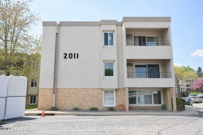 Building Photo - 3 br, 1 bath House - 2011 Viking Dr NW # 30
