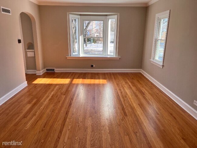 Building Photo - 2 br, 1.5 bath House - 216 S Michigan Ave