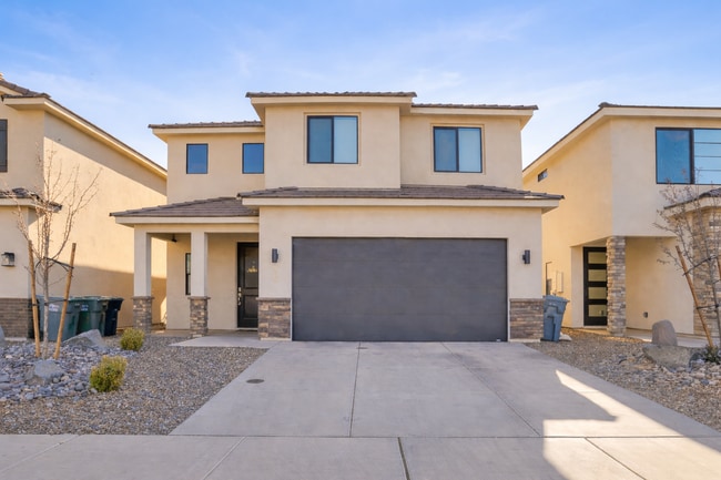 Building Photo - 4-Bed Stand Alone Home! 6+ Month Lease