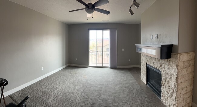 Family room - 810 S Dixie Dr