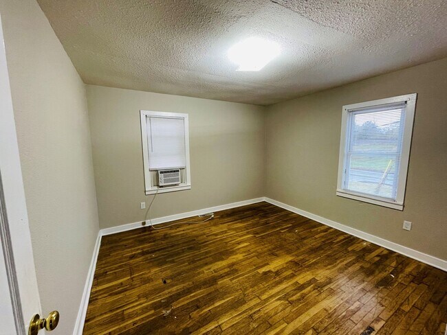 Building Photo - Fall 2024 remodel! Brand new cabinets, countertops, vanity etc!