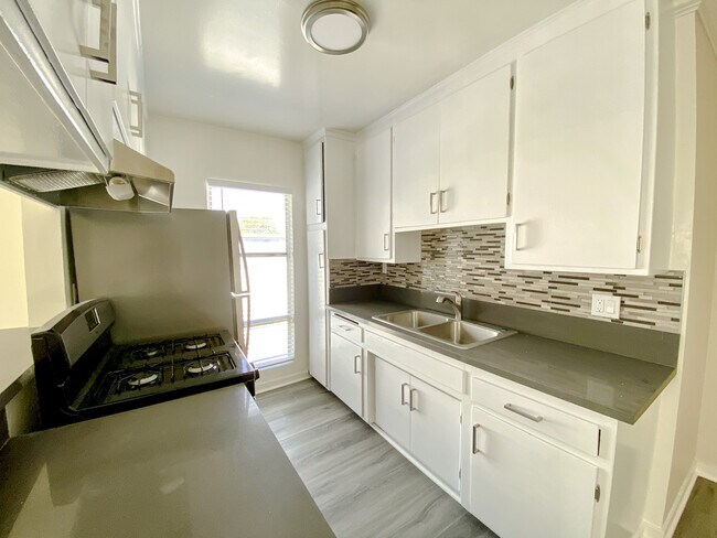 Building Photo - 12009 Vanowen St