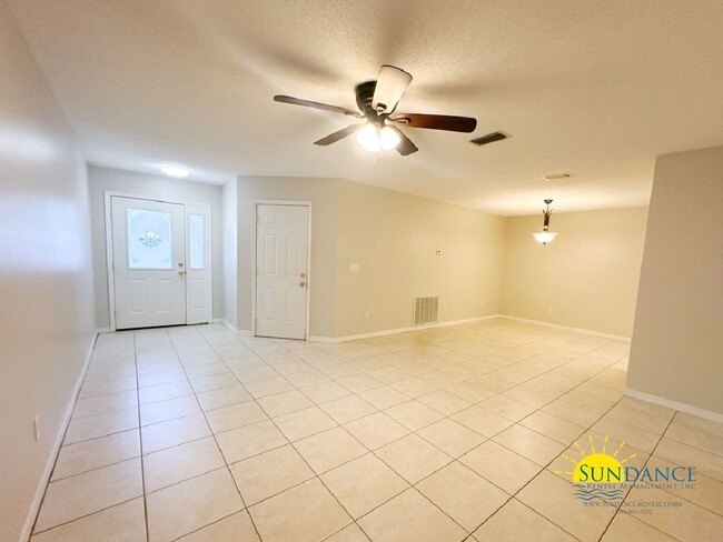 Building Photo - Charming 2-Bedroom Home in Mary Esther Near Hurlburt Field!