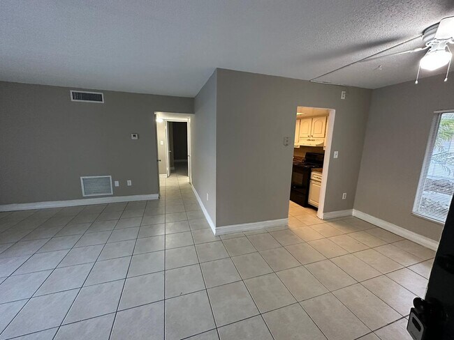Building Photo - 1830 Maravilla Ave