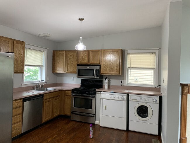 Kitchen w/ washer & dryer - 513 McCabe Ave