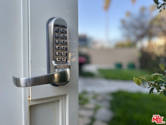 Foto del edificio - 815 N Hobart Blvd