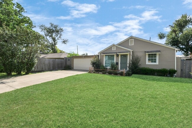 Building Photo - 2322 Haldane Dr