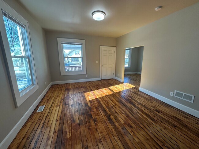 Foto del edificio - Large Open Concept 5BR/2BA Rent to Own Home