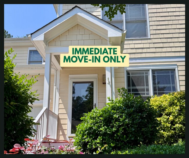 Beautifully maintained townhome on a priva... - Beautifully maintained townhome on a priva...