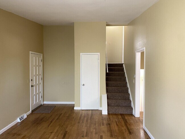Foto del edificio - "Charming 3-Bed Oasis with 2 Full Baths in...