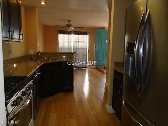 Building Photo - 3 br, 2.5 bath Townhome - 7960 W NEVSO DR