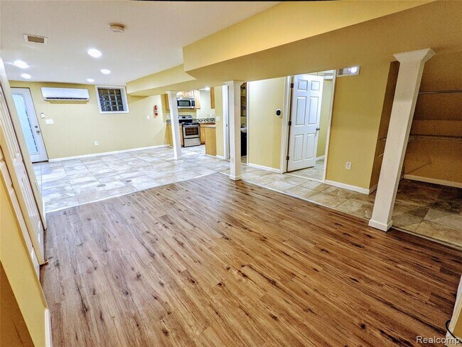 Building Photo - 4759 Trumbull St