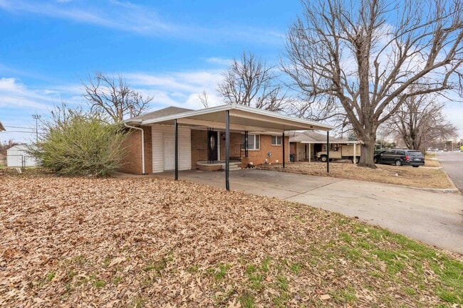 Building Photo - 2008 Maple Dr