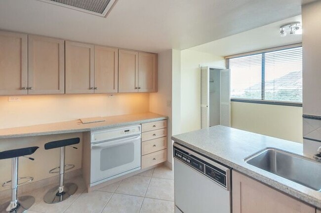 Building Photo - 12TH FLOOR EXECUTIVE APARTMENT IN ZIONS SU...