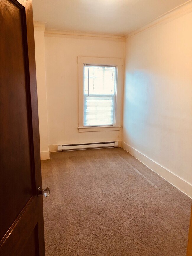 Cozy bedroom - 1415 E Republican St