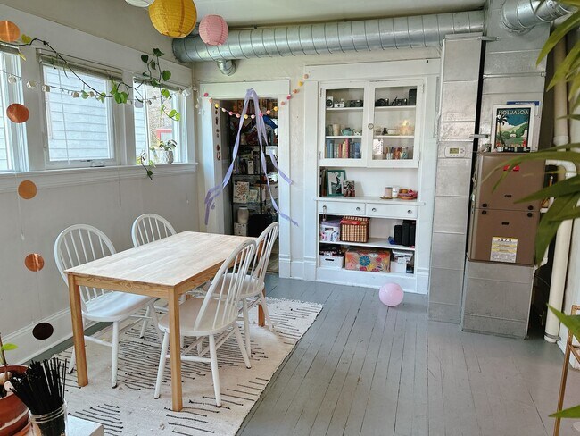 Building Photo - PRELEASE for Sept: 4bd/1bath near WWU