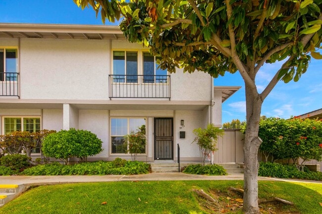 Building Photo - Stunning townhouse in La Jolla / North UTC area