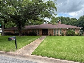 Building Photo - 1601 Skyline Dr
